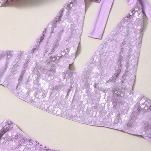 Dettaglio del tessuto con paillettes viola chiaro con design a pieghe e scollatura