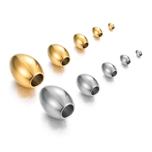 Perles ovales en acier inoxydable poli en or et argent montrant cinq tailles dégradées