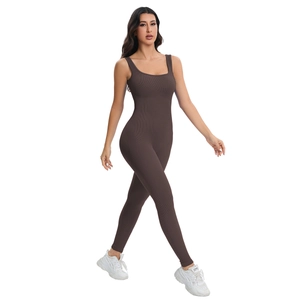 Détail de la texture côtelée sans couture sur ce body de fitness marron foncé