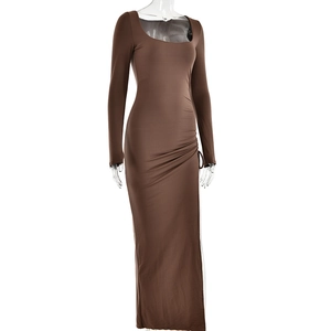 Détail du col carré et de la fente latérale froncée sur une robe longue marron