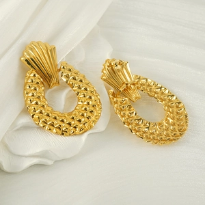Boucles d'oreilles pendantes ananas en or texturé avec finition mate et coquillage