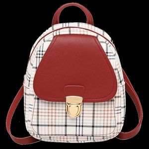 Dettaglio mini zaino a quadri rosso e beige con chiusura girevole in metallo dorato