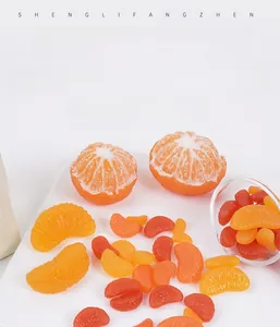 Primer plano de rodajas de naranja de PVC realistas en un plato para manualidades DIY