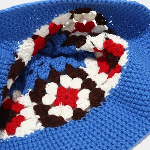 Nahaufnahme des handgefertigten Häkel-Fischerhutes mit Blumenmustern und Stricktextur