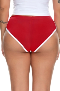 Detailansicht der roten High-Waist-Sportshorts mit weißem Rand und sportlicher Passform