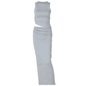 Vue détaillée de l'ensemble gris en tricot avec crop top sans manches et jupe longue fendue