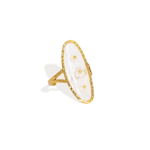 Bague fleur dorée avec incrustation en émail blanc et anneau élastique en perles d'acier
