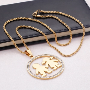 Ensemble en acier titane doré avec pendentif strass rond et motif silhouette enfant