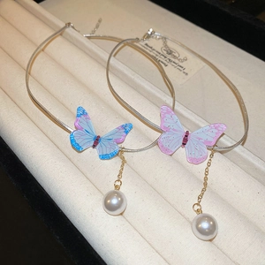 Ras du cou minimaliste en perles avec pendentif papillon aux tons bleu et rose pastel