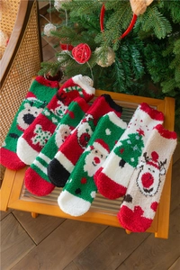 Vue détaillée de chaussettes de Noël festives en polaire corail avec motifs variés