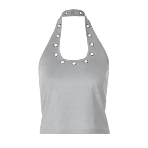 Dettaglio dello scollo all'americana grigio con occhielli in metallo e trama in maglia