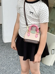 Mini-Umhängetasche für Mädchen aus beige-rosa Kunstleder in stilvoller Muschelform