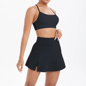 Détail d'un ensemble de sport noir avec brassière à fines brides et jupe-short fendue