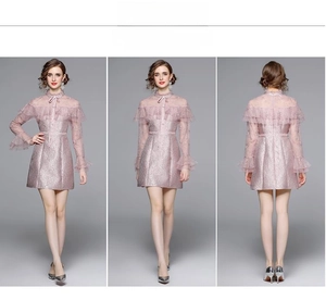 Détails de la robe brodée en tulle vintage avec nœud au col et volants élégants