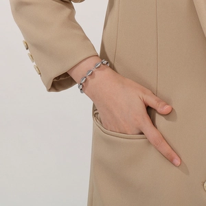 Dettaglio del bracciale in acciaio inossidabile argento con perle a trama di bambù