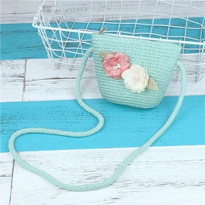 Détail du sac bandoulière tissé vert menthe avec fleurs 3D et fermeture éclair