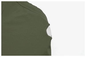 Vue macro de l'ensemble de yoga vert foncé montrant les coutures élastiques et le tissu