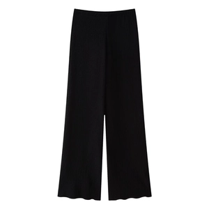 Dettaglio di pantaloni neri a gamba larga pieghettati con trama verticale e vita alta elastica