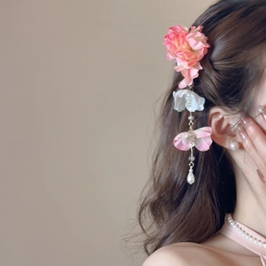 Détail de la pince à cheveux en fleurs de soie rose et blanc avec pampilles de perles