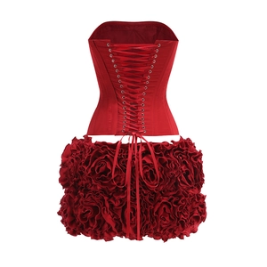 Vue détaillée du laçage du corset rouge et de la jupe en satin à roses 3D