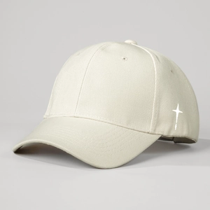 Détail d'une étoile en croix brodée sur une casquette de baseball en coton sergé crème