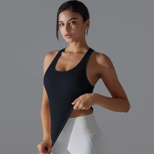 Détail du débardeur de sport noir en maille côtelée avec col en U et texture aérée