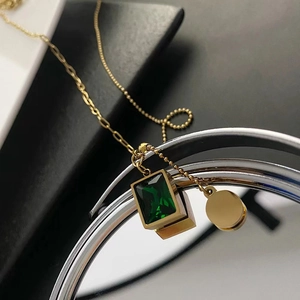 Vintage Emerald Green Rhinestone Pendant Necklace For Women Titanium Steel Adjustable Simple Clavicle Chain Jewelry