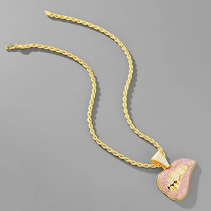 Collier hip-hop doré avec pendentif lèvres mordantes pavé de zircons roses brillants
