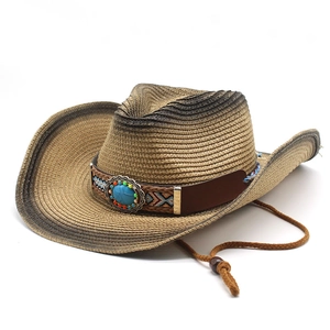 Détail d'un chapeau de cowboy en paille avec pierre turquoise et bord dégradé