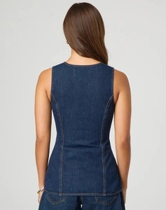 Dettaglio posteriore di un set in denim blu scuro composto da gilet e shorts a vita alta
