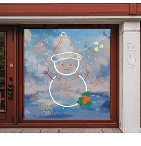 Détail d'un autocollant de bonhomme de neige avec chapeau rouge sur une vitrine de magasin
