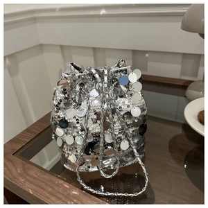 Borsa a secchiello con paillettes argento da donna con tracolla a catena per stile party