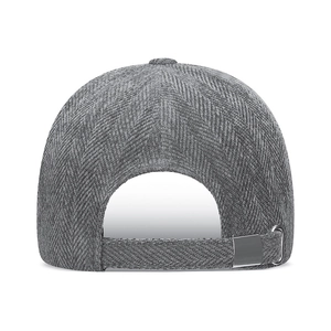 Casquette de baseball grise à chevrons avec boucle métallique réglable à l'arrière