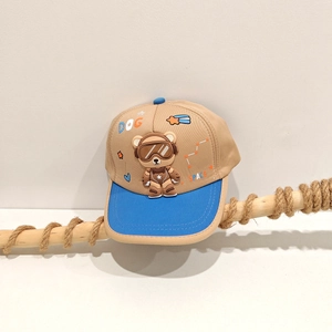 Détail de casquette enfant avec écusson ours astronaute 3D et motifs de l'espace