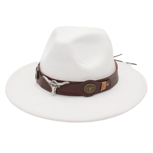 Détail d'un chapeau fedora en feutre blanc avec bandeau en cuir et tête de taureau