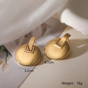 Detail view of gold-plated geometric earrings with dimensions 3.2cm and weight 18g