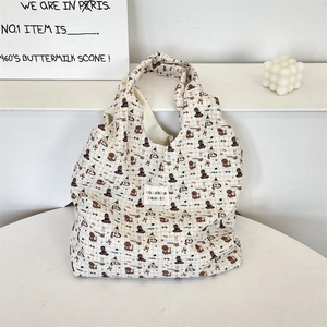 Dettaglio della borsa tote in tela a quadretti con stampe di gatti e logo sozakka