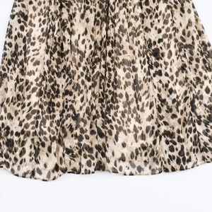 Abito smanicato alla moda con stampa leopardata e motivi animalier in chiffon testurizzato