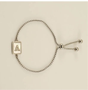 Detail eines verstellbaren Silberarmbands mit rechteckigem Muschel-Inlay und Buchstaben A