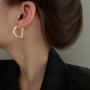 Élégantes boucles d'oreilles lettre D plaquées or avec incrustation de zircons brillants