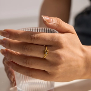Anello malocchio placcato oro 18K con zircone trasparente sulla mano di una donna