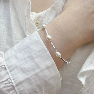 Elegant S925 silver bracelet with natural freshwater pearls on a woman wrist