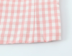 Detailaufnahme des rosa karierten Stoffes mit feinen Nähten und atmungsaktiver Textur