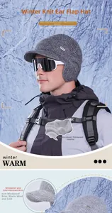 Dettaglio del cappello in maglia grigio con fodera in pile e protezione per le orecchie