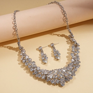 Parure élégante avec collier ras de cou et boucles d'oreilles en argent et cristaux