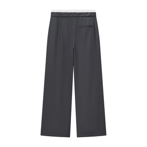 Detailansicht der dunkelgrauen Weitbeinhose mit weißem Faltbund und Gesäßtasche