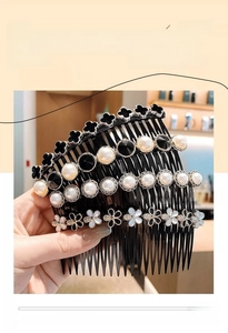 Dettaglio di pettini per capelli con perle e motivi floreali per acconciature eleganti