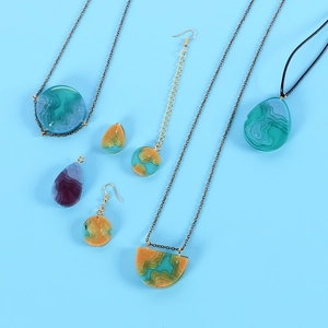 Parure bijoux résine motif ondulation avec colliers et boucles d'oreilles vagues