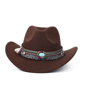Détail d'un chapeau de cowboy marron avec perles ethniques et pierre turquoise ornée
