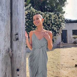 Détail d'une robe nuisette en satin gris avec nœud à la taille et texture de tissu soyeux